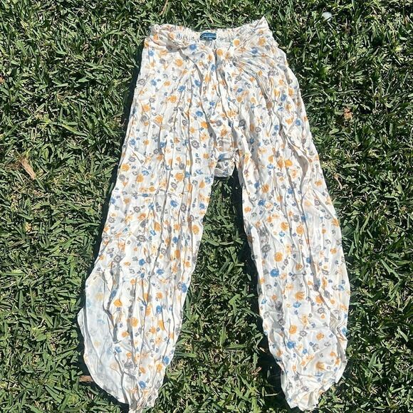 Cute Floral White Pants - Open Leg on Bottom, Cropped, Front Zipper - Size XS - Picture 1 of 4